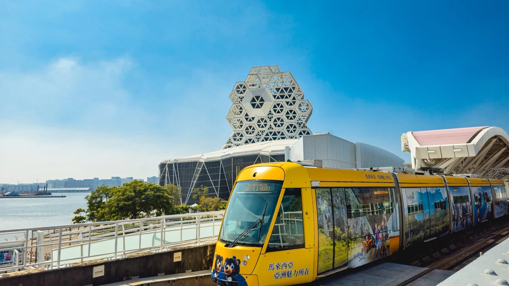 馬來西亞旅遊主題車體｜高雄港灣場景