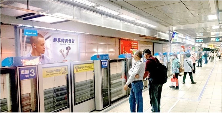 月台候車場景